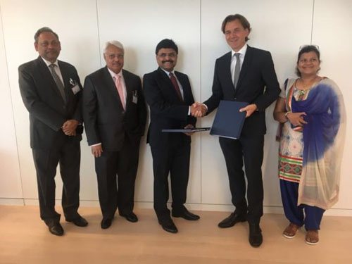 德國復興信貸銀行KfW上星期與印度國有鄉村電氣化公司簽署了一項2億歐元的借款協議，以支撐印度各地鄉村地區可再生動力的開展。  總部坐落法蘭克福的KfW上星期宣告已與鄉村電氣化公司（REC）簽署借款協議，該公司將以低息借款的方式將資金搬運給出資者，用于開發印度鄉村的風能和太陽能等可再生動力發電。借款有必要附有來自借款人的高達30％的供款以及其他銀行在辛迪加融資方案下的供款。 KfW期望其出資將有助于開發價值約200兆瓦（MW）的清潔動力，每年可節約高達285,000噸二氧化碳。 &ldquo;印度在二氧化碳排放量最高的國家中名列第三，&rdquo;KfW集團執行委員會成員Joachim Nagel教授解釋道，&ldquo;鑒于經濟和人口的繼續增長，對電力的需求也將繼續添加。KfW為促進可再生動力運用的添加供給的資金將為減緩溫室氣體排放的添加和削減電力供應的缺乏做出重要奉獻。&rdquo; 據德國復興信貸銀行講話人稱，協作40多年來，德國現已參加了與印度動力部分的多個項目協作，&ldquo;總體目標是促進包容性，技能和經濟效益，社會和生態可繼續的動力供應和運用。&rdquo; 依據德國復興信貸銀行講話人的說法，該銀即將繼續出資約24億歐元，其間10億歐元&ldquo;致力于印度綠色動力走廊方案，支撐可再生動力和輸電基礎設施的開展。&rdquo; 印度各地正在進行嚴重的可再生動力開發，這部分歸功于政府打算到2022年將可再生動力發電能力提高到175千兆瓦（GW），占該國動力發電容量的近一半。估計太陽能發電將占有未來可再生動力組合的100吉瓦，而風電估計將奉獻約60吉瓦，生物質和小型水電將別離添加10吉瓦和5吉瓦。